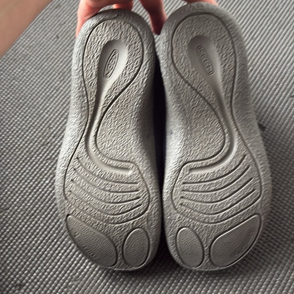 KEEN Unisex-Child Howser Mid Height Waterproof Comfy Durable Chukka Boots - Picture 3 of 5